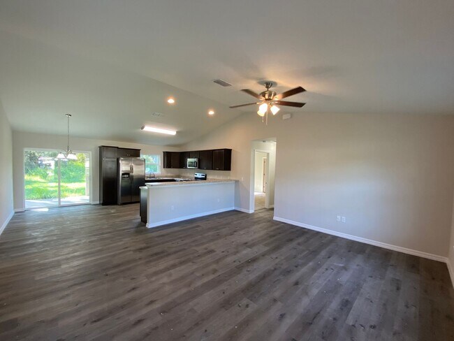 Building Photo - Custom Home - Desirable SE Ocala Neighborhood 3/2/2 **Won't Last**