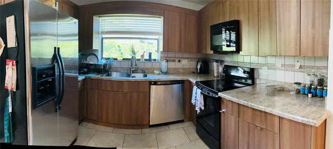 Building Photo - 12900 SW 13th Manor