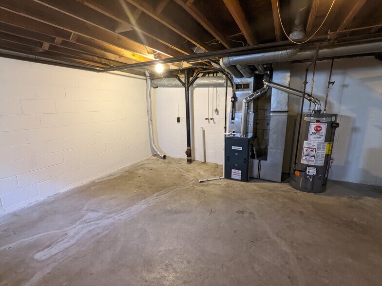 Full basement with washer & dryer hookup - 4798 Moreland Dr W