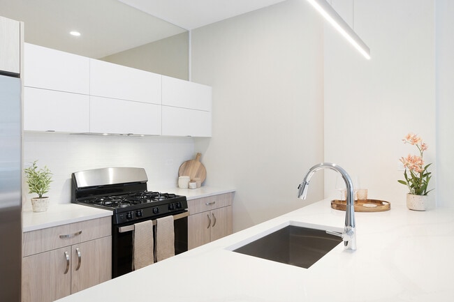 Building Photo - 3924 N Lincoln Ave