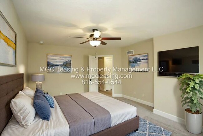 Building Photo - Eagle Creek Townhome available with a Grea...