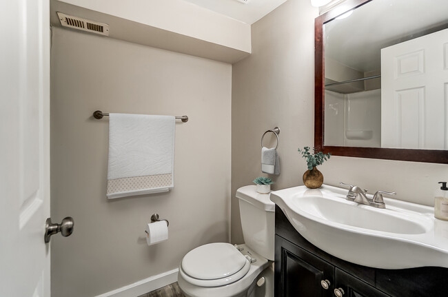 1 Bedroom Bathroom - Oaks of Newport