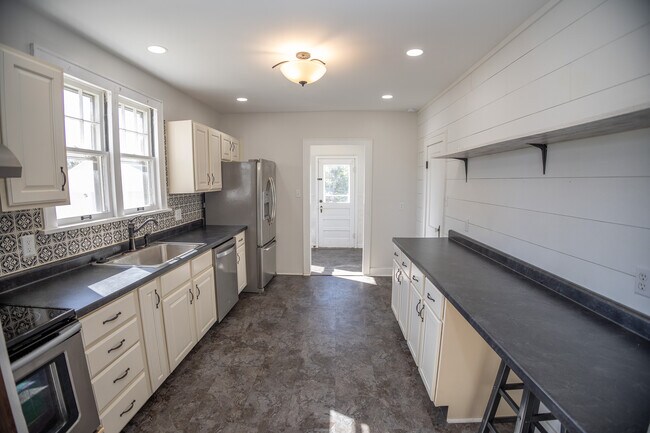 Building Photo - 5410 Simpson St