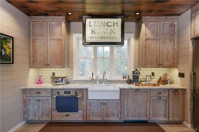 Building Photo - 325 Ferdon Ave