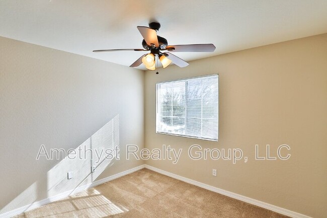Building Photo - 11706 W Sunnyside Dr