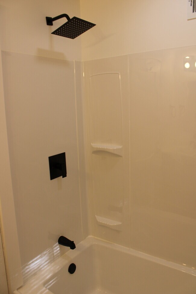 Building Photo - 2bed 1bath in Midtown
