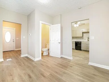 Building Photo - 597 Seymour Ave