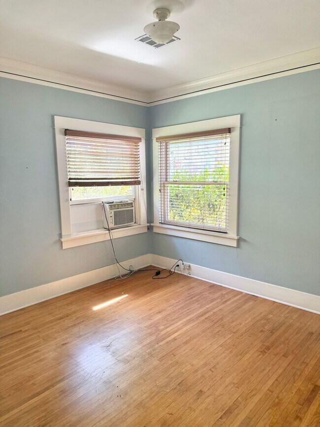 Building Photo - Historic 2 Bedroom on Hawk
