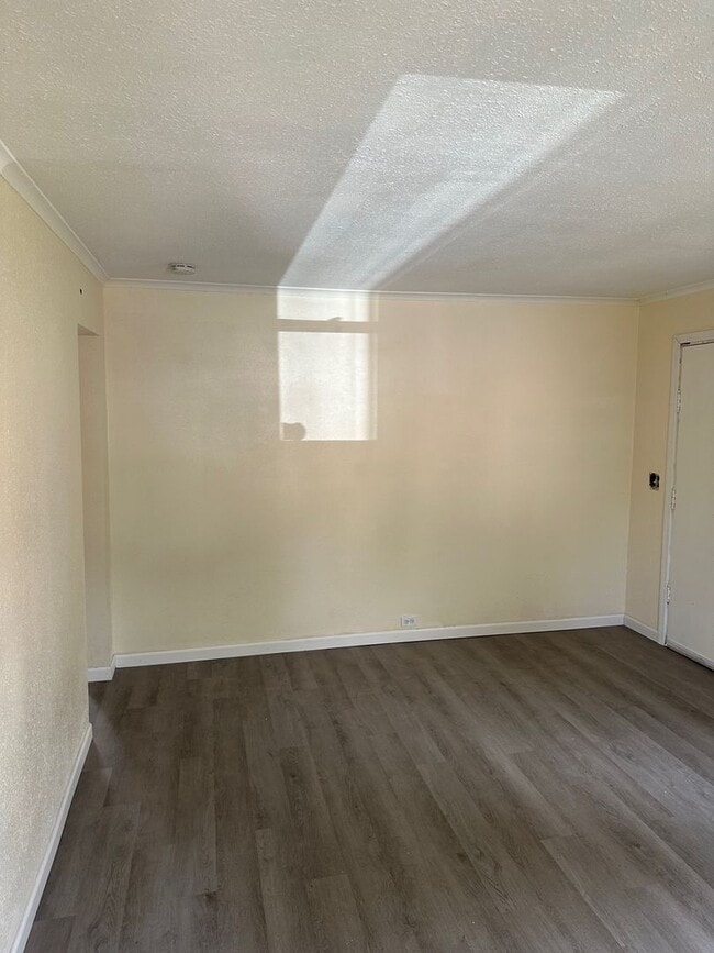 Building Photo - North Gate - Cozy 2 bed/ 1 bath house with huge front/back yard!
