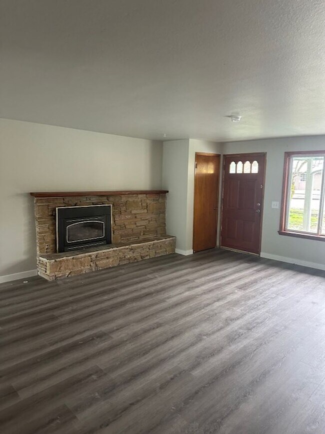 Building Photo - Lightly Updated 4 Bed Everett Home w/ Large Detached Garage/Workshop!