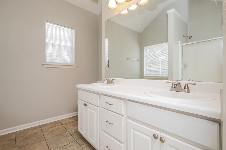 Building Photo - 685 Chaseridge Dr