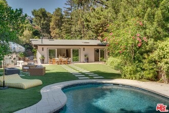 Building Photo - 10120 Cielo Dr