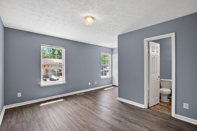 Building Photo - 3 Bedroom Townhouse King George