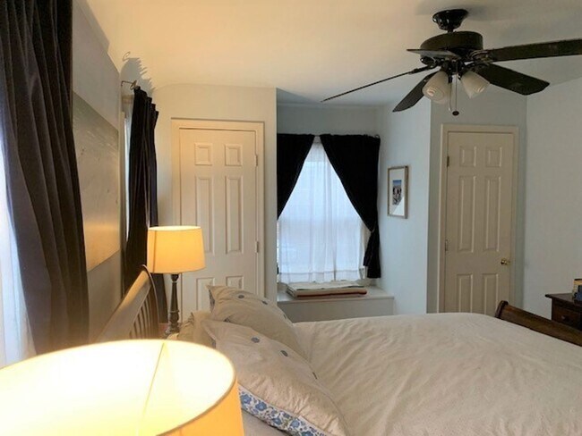 Building Photo - Beautiful 2 Bedroom 1 Bathroom End Unit, B...