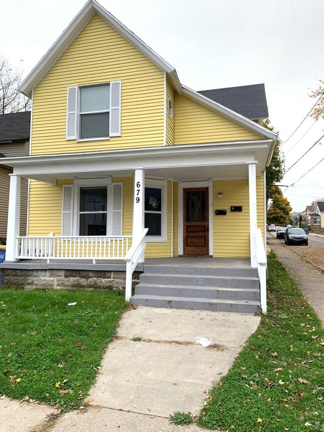 Building Photo - Upper Three Bedroom on NW Side of Grand Ra...
