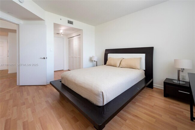 Building Photo - 19501 W Country Club Dr