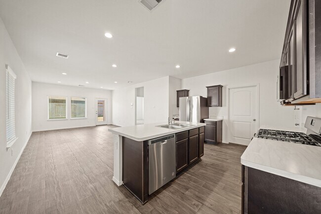 Building Photo - 2406 Silver Pr Ln