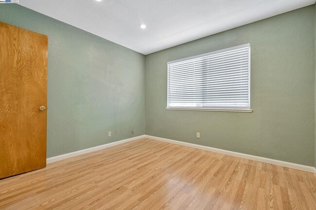 Building Photo - 2141 Swan Ct