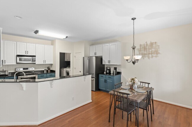 Building Photo - Gorgeous 4 Bedroom Home with Spacious Layo...