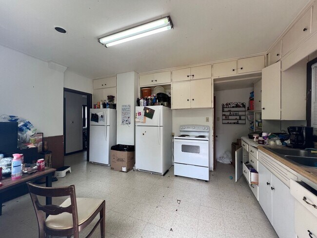 Building Photo - Over 2,000sf and 8 Bedrooms