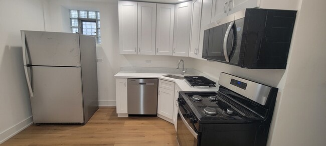 Building Photo - 3207 N Wilton Ave