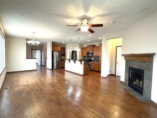 Building Photo - 6218 Shadyview Ln N