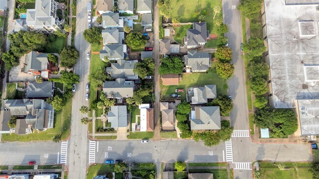 Building Photo - 614 11th St