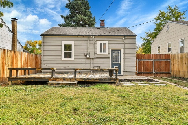 Building Photo - 3 Bedroom 2 Bathroom Home Available August 7th!