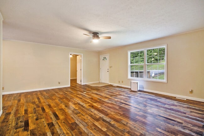 Building Photo - 169 Lakeshire Dr