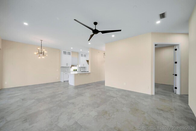 Building Photo - 176 NW Bentley Cir