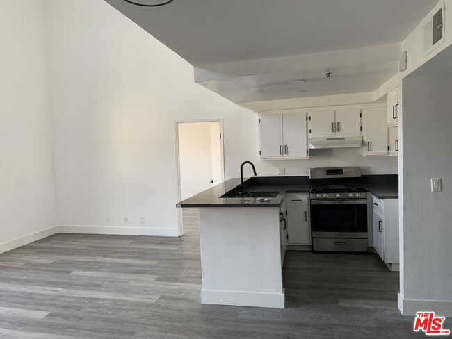 Building Photo - 420 S Harvard Blvd