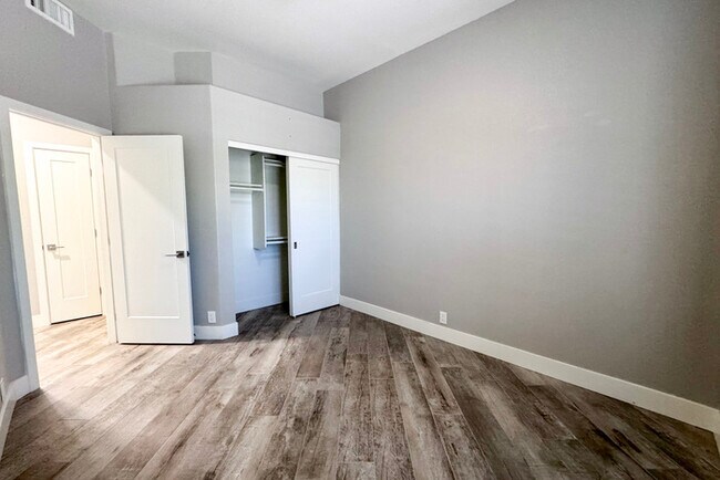 Building Photo - 3Bed/2.5 Ba House in Gated Community in No...
