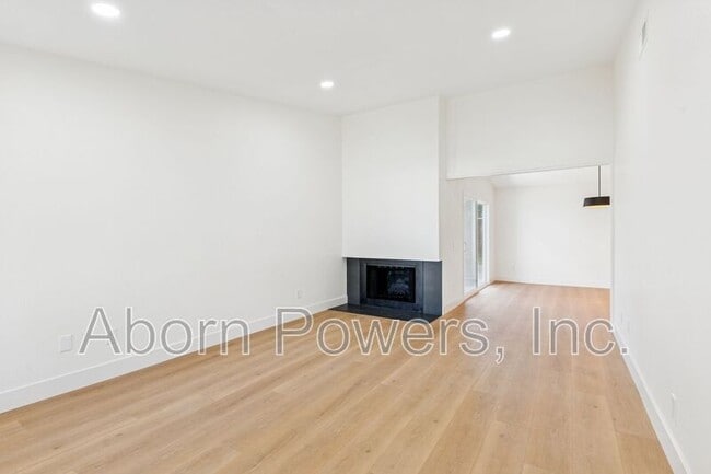 Building Photo - 9752 Woodhollow Way