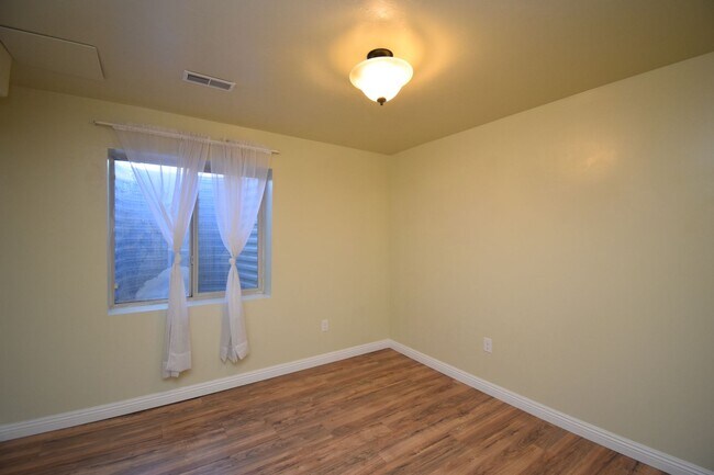 Building Photo - Beautiful 6 Bedroom Home in Riverton!