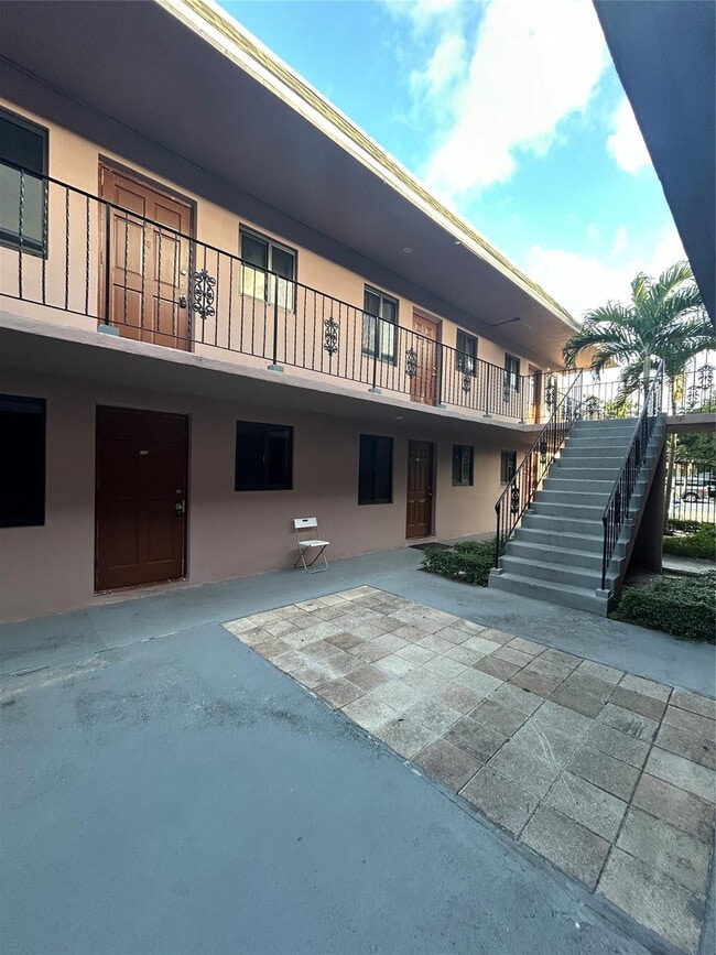 Building Photo - 2545 Taft St