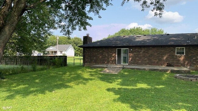 Building Photo - 621 Waneta Ave
