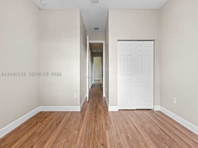 Building Photo - 1049 NE 42nd Ave