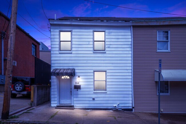 Primary Photo - Luxury 3 bed 2 bath, large courtyard, amaz...