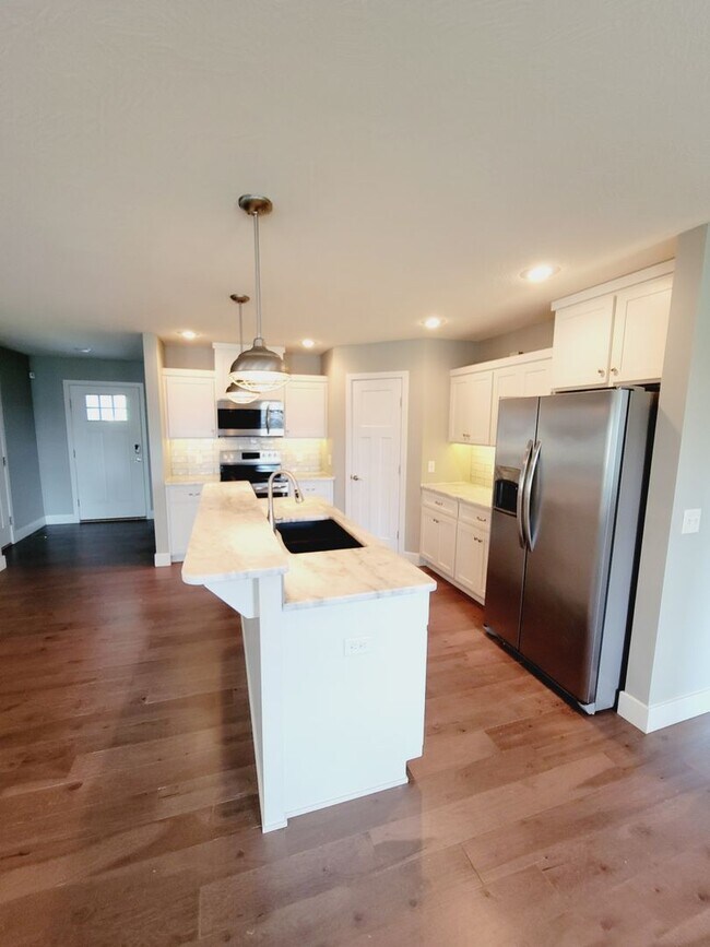 Building Photo - Luxuary in River Pointe Subdivision - Ozark!