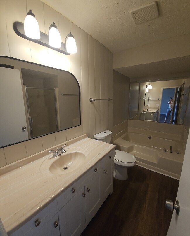 Building Photo - 5727 Lexington Dr