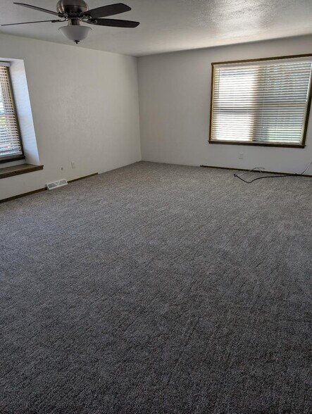 Building Photo - 1393 S Foothill Dr