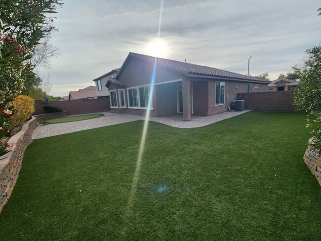 Building Photo - Lovely Single Story Home in Mountains Edge