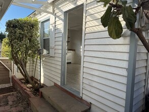 Building Photo - Private 1BD/1BA Rear Unit in El Segundo with 1-Car Garage