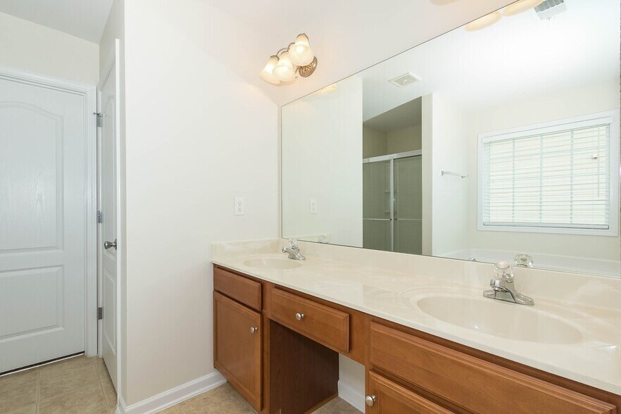 Building Photo - 250 Lantana Dr