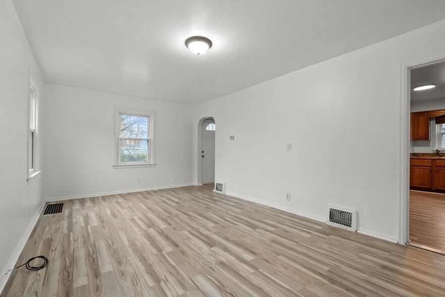 Building Photo - 423 Cornell Dr