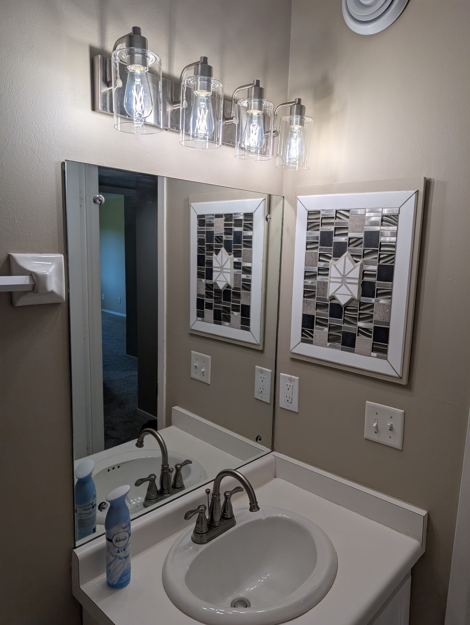 Main Bathroom - 122 Demont Avenue East