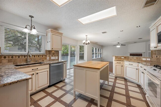 Building Photo - 3635 Flora Vista Loop