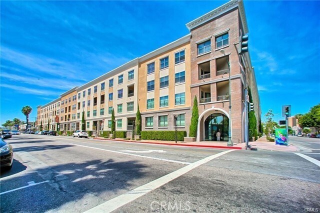 Building Photo - 395 E 4th St