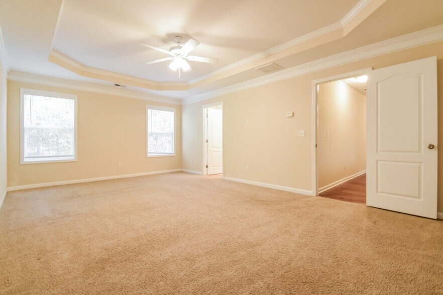 Building Photo - 910 Elderberry Ln