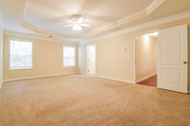 Building Photo - 910 Elderberry Ln